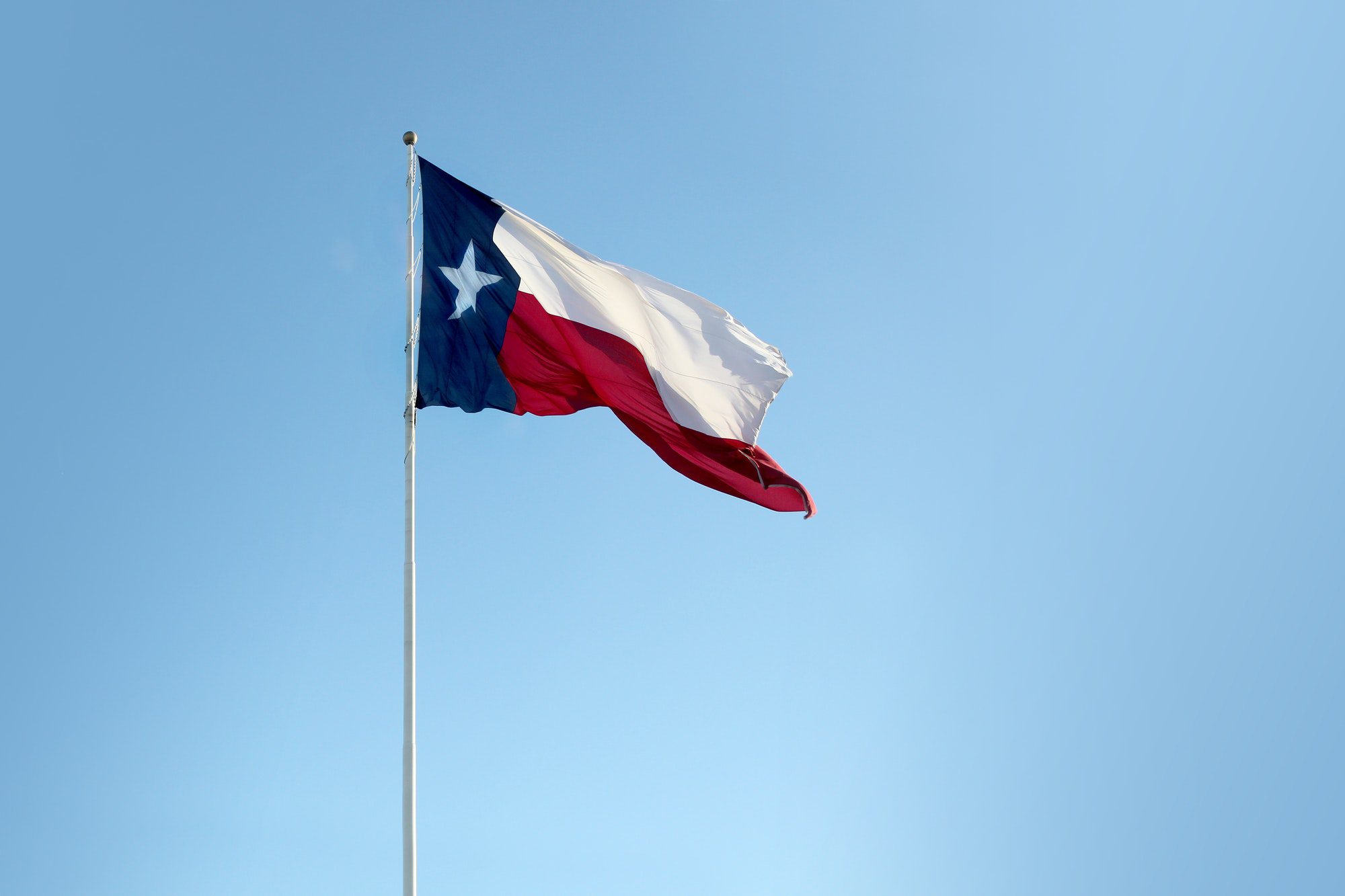 Texas State Flag waving as seniors look for best medicare options in Texas.